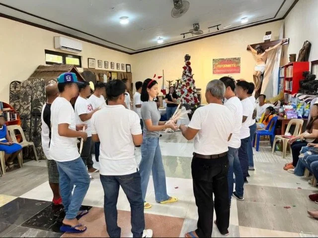 Ako Ang Saklay recovery community members in a group activity